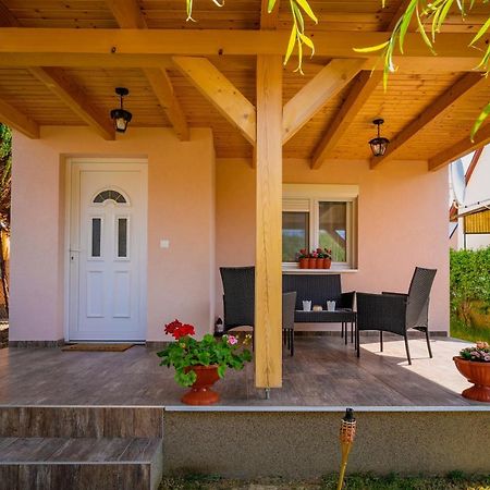 Pipacs Apartmanhaz هاركاني المظهر الخارجي الصورة